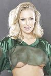 Nicole Aniston levetkőzik sportruhájából"