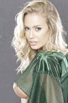 Nicole Aniston levetkőzik sportruhájából"
