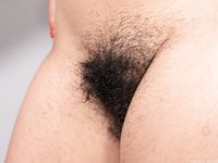 Maria F. amatőr modell széttárja szőrös muffinját karácsonyi sapkában