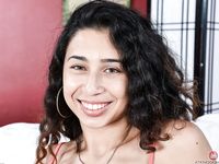 bébi Nataly Lopez felfedi szépen nyírt punciját és apró melleit"