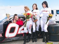 A dögös Adrianna és barátai ondót esnek és doggystyle-t dugnak meg CFNM csoportos szexben