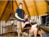 Latina MILF tanárnő, Esperanza Gomez egy forró valóságshow-jelenetben.