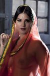 A nagymellű, szóló lány, Sunny Leone átlátszó indiai ruhában modellkedik