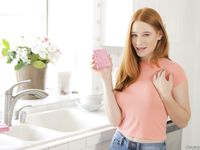 vörös tini Scarlett Snow nagy melleket villant és kemény farkán lovagol"