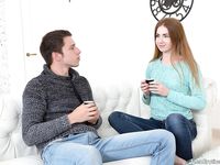 vörös hajú tini Melissa Benz széttárja a lábait a mély behatoláshoz"