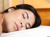 A dögös csajok, Jenifer Jane és Lady Dee ujjaikat és játékszereiket dugják egymás fenekébe