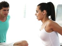 Szexi sötét hajú cseh lány borotvált punciját víz alatt maszturbálják a medence melletti szex közben