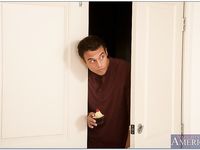 A szexőrült, dús keblű feleség, Nikita Denise egy jó szexre vágyik.