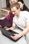 Az érett nők, Milena és Anette Harper hármasba csábítanak egy számítógépőrültet