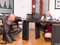 Az európai bébi, Tina Hot mély dupla behatolást és orgazmust kap az irodában