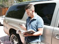 Scarlet Faye, a barna masszőr levetkőzik egy masszázshoz, extrákkal együtt.