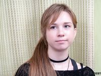 A tini szűz Alice Klay-t először dugnák meg és geciznek