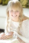 Szőke csaj gyönyörű mosollyal, Marina felfedi édes, természetes melleit