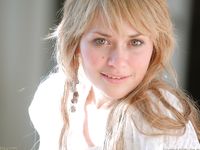 Szőke csaj gyönyörű mosollyal, Marina felfedi édes, természetes melleit