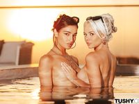 A tini szépségek, Emily Willis és Elsa Jean megdugják egymás seggét