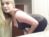 Danielle, egy vastag amatőr, biztonságos munkához készült önportrékat készít a fürdőszobai tükör előtt.