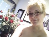 Danielle, egy vastag amatőr, biztonságos munkához készült önportrékat készít a fürdőszobai tükör előtt.