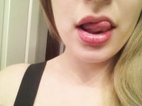 Danielle, egy vastag amatőr, biztonságos munkához készült önportrékat készít a fürdőszobai tükör előtt.