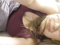 Danielle, egy vastag amatőr, biztonságos munkához készült önportrékat készít a fürdőszobai tükör előtt.