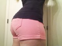 Danielle, egy vastag amatőr, biztonságos munkához készült önportrékat készít a fürdőszobai tükör előtt.