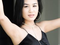 A dús keblű barna szépség, Kahlisa, közelről mutogatja hívogató szőrös punciját.