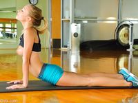 Vékony, kis seggű tini Riley mutogatja a melleit, miközben nyújtózkodik egy szőnyegen.