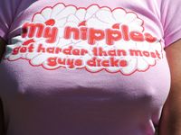 Kanós MILF mutogatja elbűvölő idomait és pózait a természetben