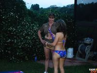 Vad amatőr feleség, Dee vibrátorral dugni meg egy fiatal leszbikus bébit a szabadban