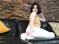 A fekete hajú tini Candy Black levetkőzés után finom vaginájával játszik.