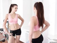 A sportos tinédzser Mary összeszorított ajkakkal orgazmust vesz fel a partnerével való szex után.