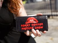 Az elegáns Instagram-csaj, Sabrina Lynn nyilvánosan ugratja szexi fenekét és lábait.