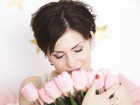 A rövid hajú tini Sasha Bree felfedi testét és megvillantja a vagináját