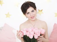 A rövid hajú tini Sasha Bree felfedi testét és megvillantja a vagináját