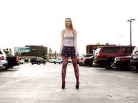 A tini Lindsay meztelenül, lila szoknyában és harisnyában villogtatja a bugyiját nyilvánosan