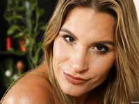 A hosszú lábú szépség, Leidy De Leon szólóban játszik átázott hódjával