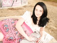 Szexi barna tini Simone K ujjazza és bugyival tömi pufók punciját