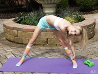 Bendy amateur Chanel Shortcake toys and fingers herself in an inner courtyard