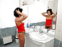 Csábító barna nagymama levetkőzik a fehérneműjéből és zuhanyozik