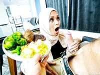 A dögös arab anyuka, Jazmine Cruz megdugja a punciját