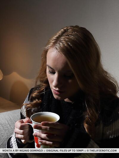 hogy közelről dörzsölje a csiklóját"