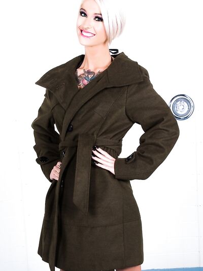 Szőke üzletasszony, Kleio Valentien a zuhany alatt mutogatja nedves punciját és fenekét