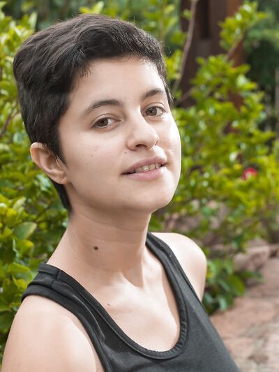 természetes barna Sue pózol a szabadban