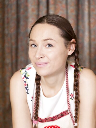 Nata először sütés közben tejet önt a meztelen testére és a teljes bokorra.