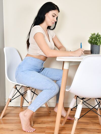 Roxy Mendez Shows Off Her Stunning Pussy and Big Tits