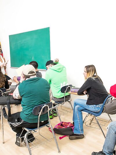 A pajzán tanárnő, Cece Stone latin diákjával szex közben spricceli a seggét.