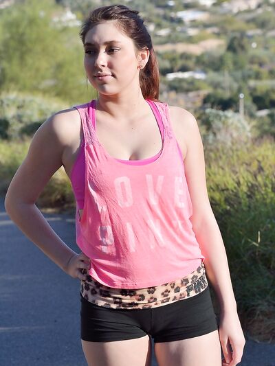 Az aranyos amatőr bébi, Erin, megmutatja hatalmas melleit és ízletes punciját a barátnőjével