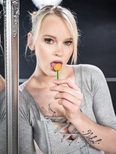 A karcsú, fenomenális seggű Ariela Donovan harisnyába dugja