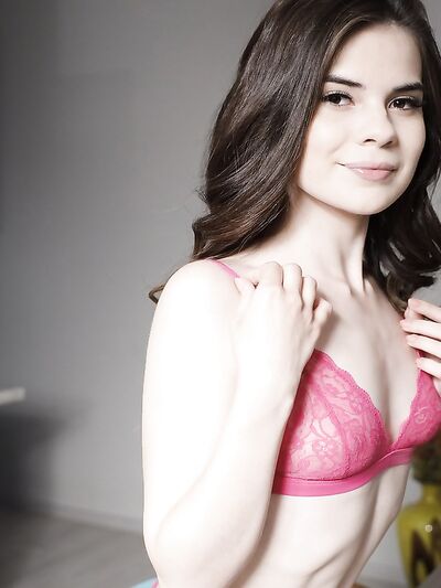 A kanos tinédzser Molly Brown elcsábít egy férfit ruhában és térdzokniban.