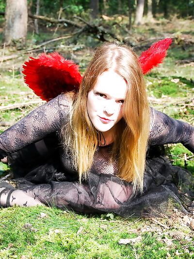 Amatőr nő, Luscious Models, cosplay ruhában pózol az erdőben