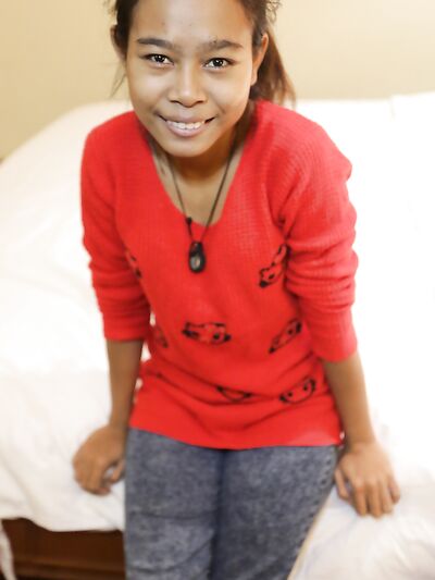 Az apró thai tinédzser Jan kemény brit faszokat vesz a csinos szájába és puncijába